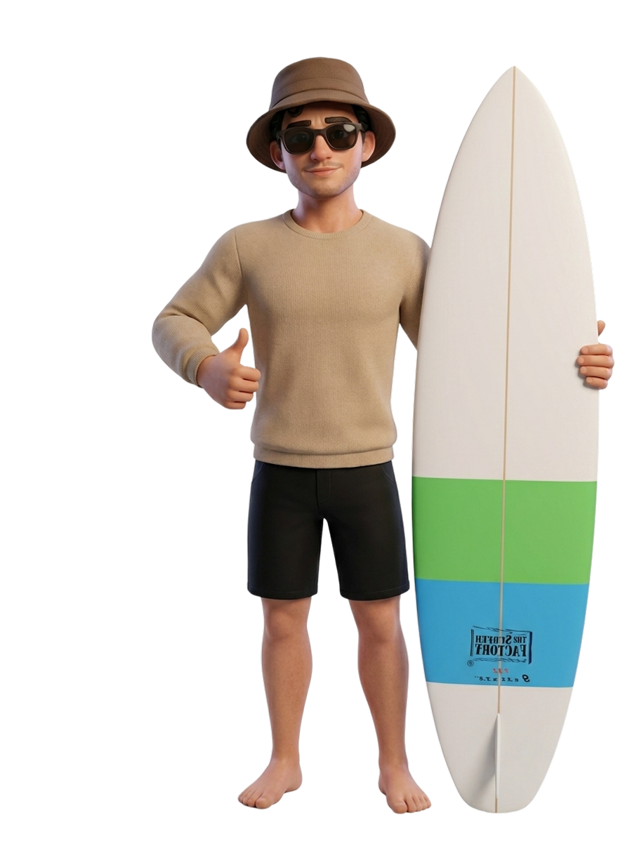 David Quirós sonriendo, con sombrero y lentes de sol, sosteniendo una tabla de surf
